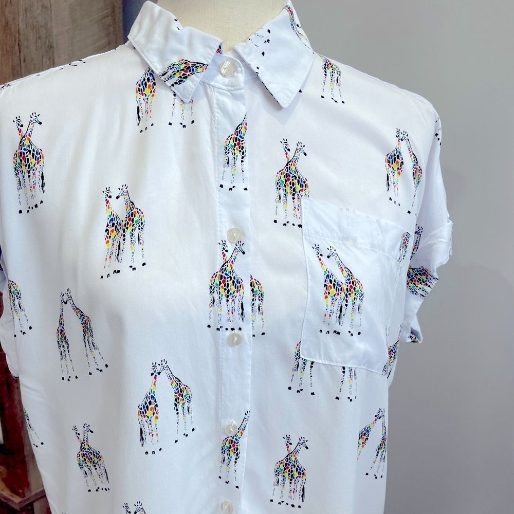 Jane and Delancey Giraffe Short Sleeved Shirt - Size Small